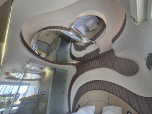 Photo de galerie - Création mur créatif et miroir plafond 