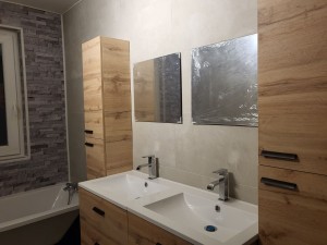 Photo de galerie - Rénovation SDB : remplacement baignoire et meubles vasques, reprise électricité et pose de lambris PVC sur les murs.