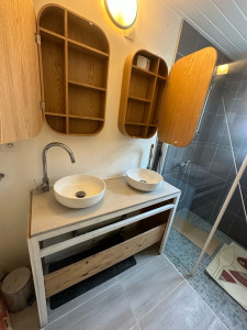Photo de galerie - Pose le meuble vasque + plan de travail et les deux mitigeur 