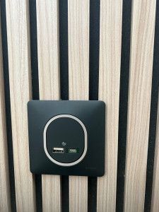 Photo de galerie - Pose de prise mural USB Type A USB Type C sur panneaux tasseaux de bois 