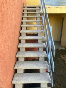Photo de galerie - ✨ Avant / Après : Escalier comme neuf ! ✨

Regardez la transformation ! Grâce à notre nettoyage haute pression, ces escaliers retrouvent leur propreté et leur éclat d’origine. Saletés, mousses et traces accumulées disparaissent en un instant.