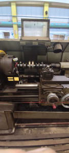 Photo de galerie - Mesure du faux rond des tourillons à l'aide d'un comparateur sur un tour pour une mercedes w124 en vue d'une révision complete. 