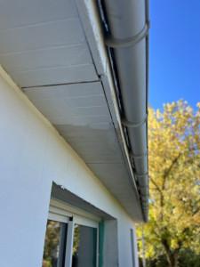 Photo de galerie - Travaux de finition extérieure : habillage de sous-toiture et pose de gouttières, avec finitions soignées.