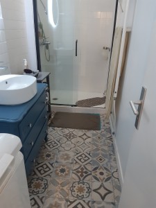 Photo de galerie - Salle de bain douche en place d'un baignoire carrelage au sol après ragréage
meuble customisé