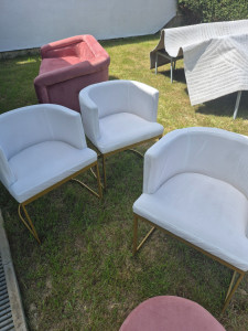 Photo de galerie - We wash your furniture and leave it gleaming clean. 