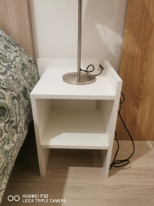 Photo de galerie - Petite table de nuit sur mesure en tablette mélaminée blanc