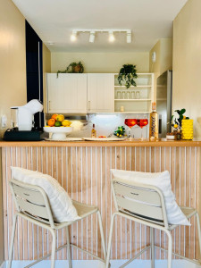 Photo de galerie - Rénovation cuisine ( pose crédence en dalles clipsables pvc et panneaux muraux deco tasseaux ( comptoir bar ).