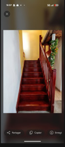 Photo de galerie - Escalier droit traditionnel en bois massif, entièrement rénové. Il bénéficie d'une finition teinte acajou profond recouverte d'une vitrification haute protection (2 couches), assurant un rendu lumineux, un entretien facile et une grande longévité. 