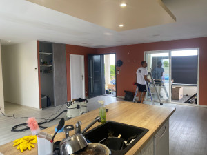 Photo de galerie - Rénovation d'un salon cuisine en peinture 