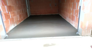 Photo de galerie - Ragréage du garage auto lissage.
 
