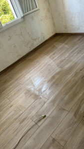 Photo de galerie - Pose de carrelage effet parquet avec plinthes 
