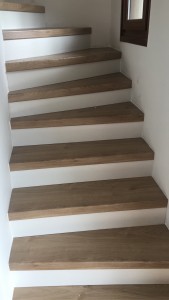 Photo de galerie - Kit habillage escalier en bois posé sur escalier en béton. Marches et contre marches taillées sur mesure, mise à niveau et collées. Finitions acryliques sur les côtés. 