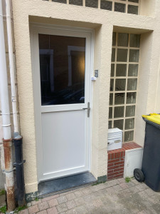 Photo de galerie - Installation d’une porte d’entrée 