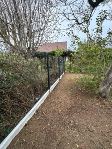 Photo de galerie - Clôture rigide avec plaque de soubassement 