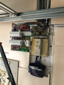 Photo de galerie - Ajout d’un disjoncteur pour l’alimentation d’un store électrique extérieur 
