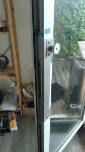 Photo de galerie - Une poignée de porte que j'ai inventé et fabriqué pour permettre une ouverture de l'extérieur. 