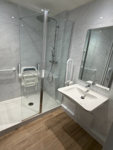 Photo de galerie - Rénovation et aménagement d’une salle de bain PMR.