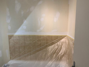 Photo de galerie - Préparation des murs d'une salle de bain avant l' application de peinture de finition.