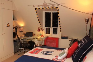 Photo de galerie - Creation et decoration de la chambre de Viktor 15ans. Un bureau et une atmosphère motivante pour faire ses devoirs et recevoir ses amis. 