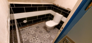 Photo de galerie - Pose des joints de la faïence 