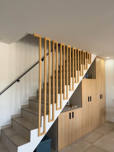 Photo de galerie - Fabrication et pose d’une claustra « Serpent » pour la montée d’escalier. 