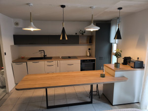 Photo de galerie - Pose des 4 luminaires dans cette cuisine.