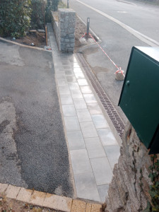 Photo de galerie - Réalisation d'un seuil de portail coulissant finition pavé 