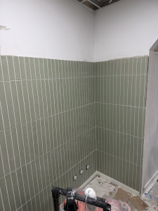 Photo de galerie - Pose d’une crédence murale pour un commerce, en lame de 5x45. 