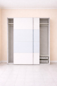 Photo de galerie - Montage d’un dressing avec portes coulissantes