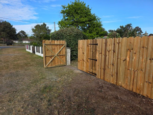 Photo de galerie -  création d’une clôture bois avec un portail d’accès 
