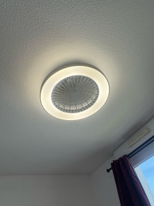 Photo de galerie - Mise en place d'un plafonnier avec ventilation et éclairage, branchement électrique