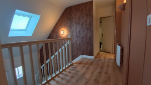 Photo de galerie - Peint, papier peint, sol, plinthes.