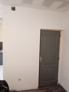 Photo de galerie - Ratissage sur un mur abîmé après que le client a décoller de la fibre 