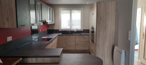 Photo de galerie - Ajustement et pose d'une cuisine aménagée, avec raccordement électrique et plomberie.