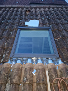 Photo de galerie - Pose d'un velux 114/118 avec abergement de cheminée en zinc