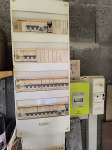 Photo de galerie - Mise aux normes tableau électrique, remplacement disjoncteur, diagnostic de pannes, câblage électrique 