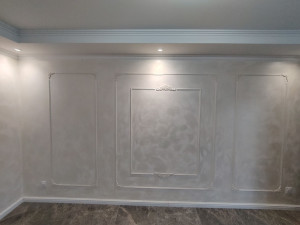 Photo de galerie - Je propose mes services pour vos travaux de peinture intérieure : murs, plafonds, pièces à rafraîchir et murs avec moulures. Travail soigné, propre et sérieux, avec une attention particulière aux finitions et aux détails. N’hésitez pas à me contacter pour