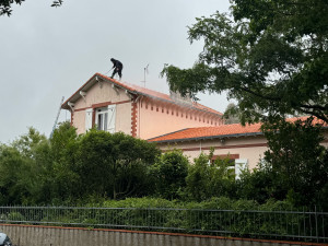 Photo de galerie - Traitement plus nettoyage à haute pression toit en tuiles