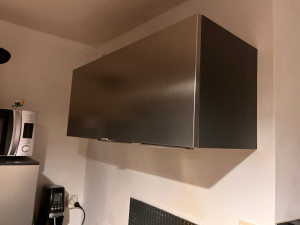 Photo de galerie - Meuble suspendue au dessus de la cuisinière 