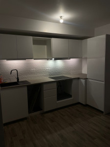 Photo de galerie - Cuisine IKEA avec réfrigérateur encastré 