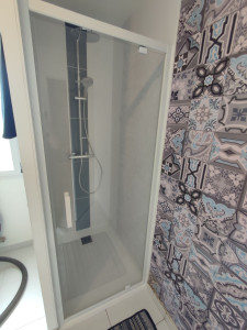 Photo de galerie - Installation porte de douche et robinetterie.