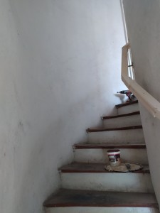 Photo de galerie - Conception et pose main courante bois dans un escalier tournant 