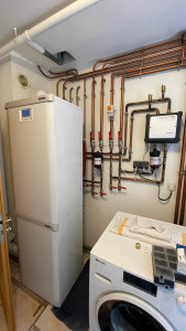 Photo de galerie - Installation Chaudière Frisquet gaz modèle Prestige condensation avec un circuit radiateur et un circuit plancher chauffant Marque avec fabrication 100% en France