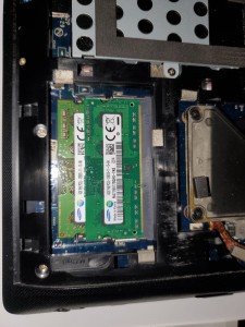 Photo de galerie - Installation d'une nouvelle barrette de RAM de 4go pour augmenter la mémoire vive du PC .