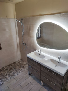 Photo de galerie - Même chose ici, réfection complète d'une ancienne salle de bain, cette fois-ci avec une douche italienne traditionnelle, et la pose d'un meuble double vasque et son miroir du plus bel effet.
