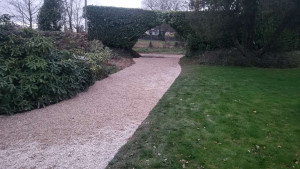 Photo de galerie - Remise en état d'une allée en terre, décaissement, apport de grave, géotextile et gravier