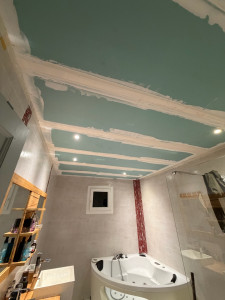 Photo de galerie - Création d’un plafond pour salle de bain avec Placo hydrofuge plus installation de spots à la demande du client