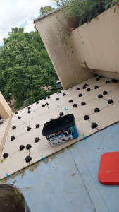 Photo de galerie - Pose d'un carrelage antidérapant 30x60 sur un balcon d'appartement, avec au préalable réalisation d'une étanchéité sous carrelage.