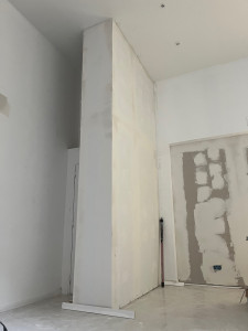 Photo de galerie - Création d’une cloison dans une galerie d’art (hauteur 4,20m).