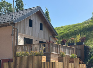 Photo de galerie - Réalisation d’un habillage en pin autoclave avec intégration de jardinières